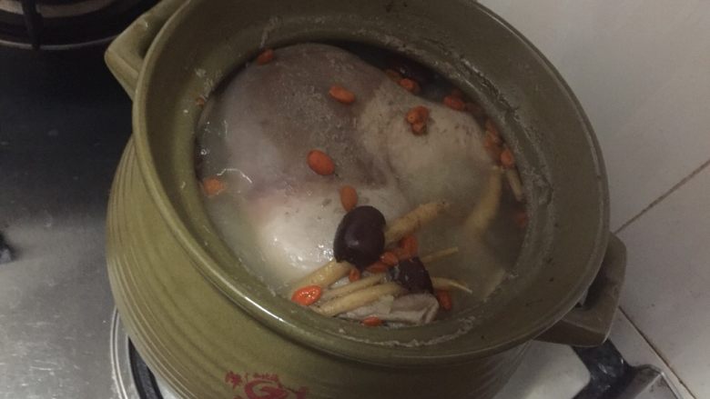猪肚包鸡,煲里放水,水量是到煲的瓶颈位置,把封口后的猪肚鸡放进煲里面,把剩余的配料放进去锅里,先用大火把汤煮沸后调至小火熬两个小时