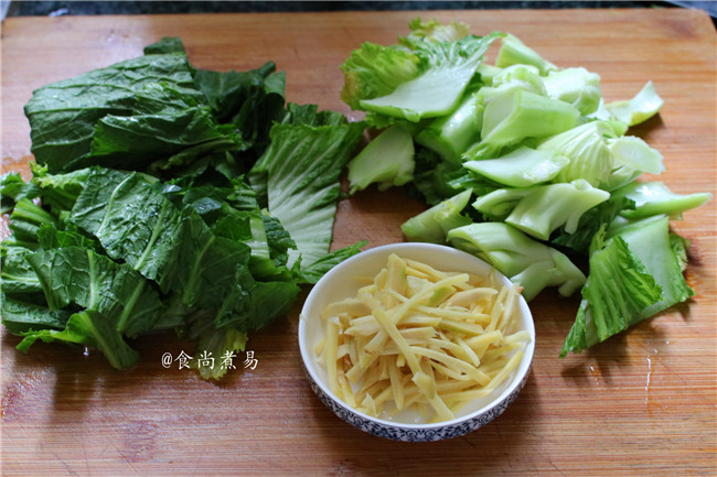 腩肉芥菜煲, 生姜去皮切丝、芥菜洗净,菜梗和叶子分开切片