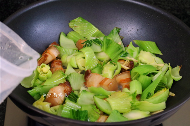 腩肉芥菜煲,　加入一碗开水