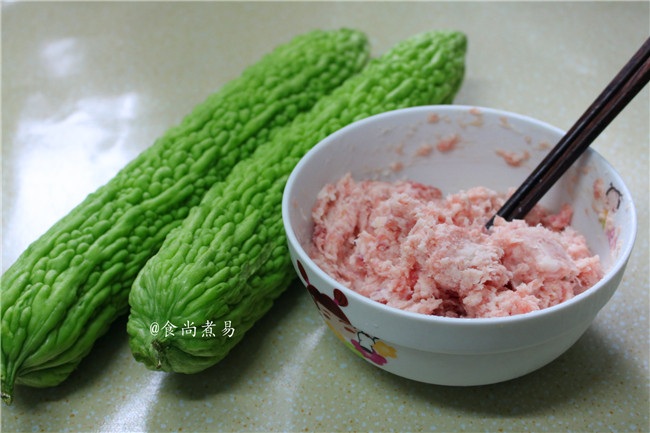 糯香肉糜酿苦瓜,备好<a style='color:red;display:inline-block;' href='/shicai/ 55'>苦瓜</a>和<a style='color:red;display:inline-block;' href='/shicai/ 10695'>肉糜</a>，在市场买猪肉时，顺便叫师傅将肉搅成<a style='color:red;display:inline-block;' href='/shicai/ 10695'>肉糜</a>，回到家调料就可以了，做馅最好用五花肉，纯瘦肉口感比较干。