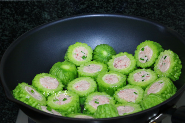 糯香肉糜酿苦瓜,烧热炒锅，倒入食用油，将苦瓜整齐码在锅内，中火煎至两面焦黄色