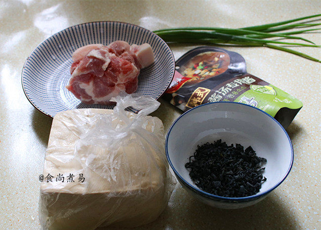 裙带菜大酱豆腐汤,备好食材,煮汤我喜欢挑选夹心肉,夹心肉口感嫩滑油润,不会像纯瘦肉口感那么柴,若你不知道哪块是夹心肉,买肉时直接跟档主说,要夹心肉就行了。