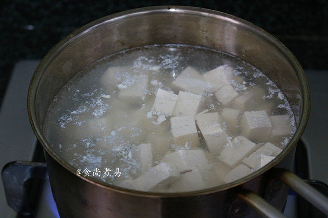 裙带菜大酱豆腐汤,锅里烧开适量水，倒入豆腐焯煮片刻，去除豆腥味。