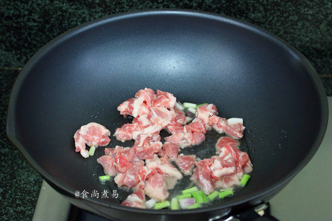 裙带菜大酱豆腐汤,烧热炒锅,倒入食用油,将瘦肉和葱梗煸炒出香味。