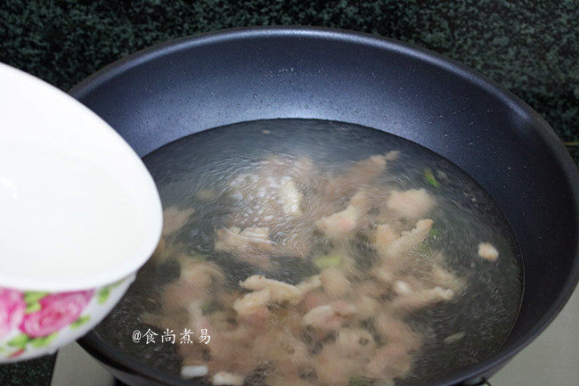 裙带菜大酱豆腐汤,倒入600毫升清水,大火煮开。
