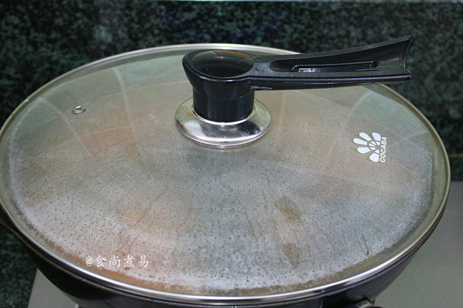 裙带菜大酱豆腐汤,遮上锅盖,继续大火煮10分钟左右。