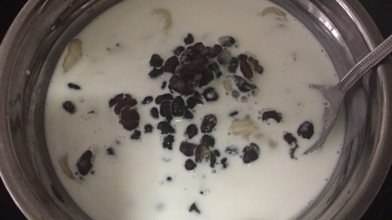 红豆椰汁冻糕,在椰汁炼奶混合物中加入泡软后的吉利丁片和红豆,隔水加热到吉利丁片完全溶解,接着取出倒入模具(或者就用原有的器皿)放凉后,放进冰箱急冻