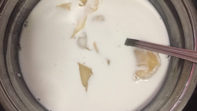 红豆椰汁冻糕,把炼奶,椰汁倒入器皿,搅拌均匀