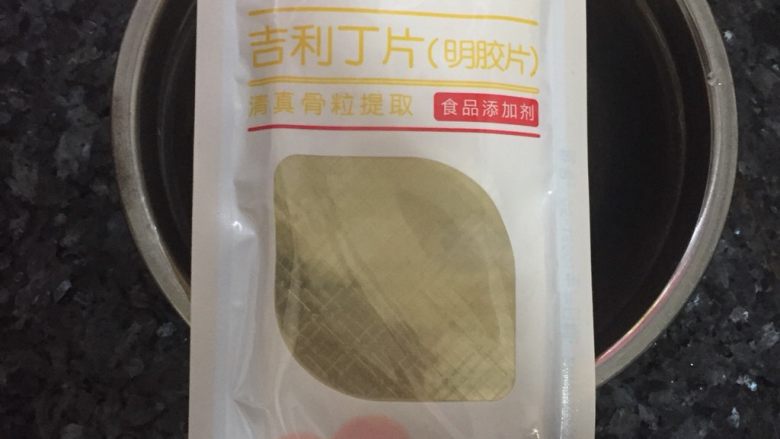 红豆椰汁冻糕,准备吉利丁片,用冷水浸泡软,约三分钟左右