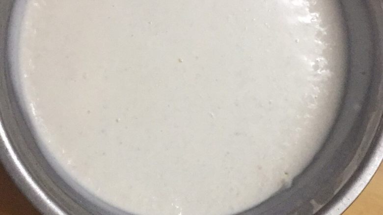 红豆椰汁冻糕,急冻3小时后取出,原来的混合物已经凝固成糕状