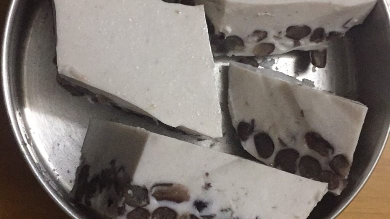 红豆椰汁冻糕,根据自己的需求切开成品椰汁冻糕即可(我这个切得比较随意)