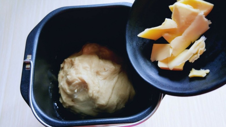 #营养美食#沙拉火腿早餐包,揉面15分钟后,加入提前室温软化的黄油。继续启动面包机揉面15分钟,这时面团已经有手套膜。