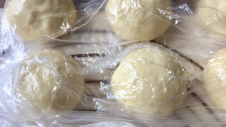 5%冷藏基础发酵牛奶面包,称重分割成六个面团盖保鲜膜松弛15分钟