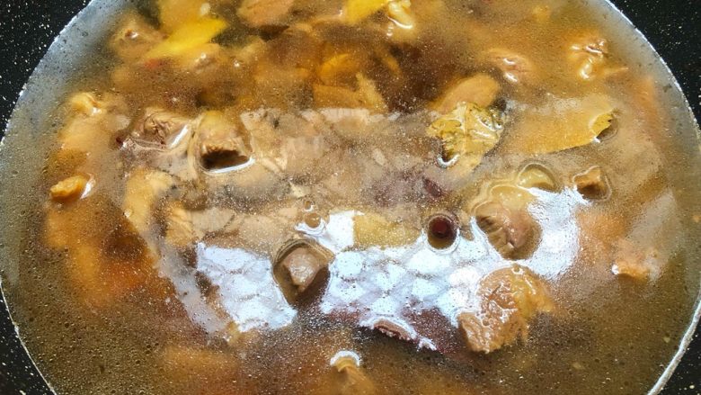 土豆炖牛腩,倒入2000ml的水,大火烧开,小火煮2个小时