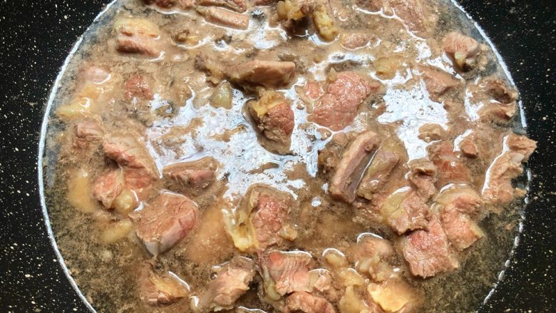 土豆炖牛腩,牛腩煮出血末,用冷水冲洗干净