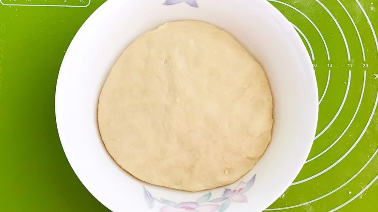 超香软排包,把面团放入大碗里,盖上保鲜膜饧发至一倍大