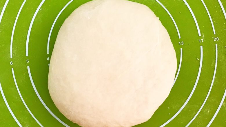 超香软排包,把揉好的面团取出来,稍作整理