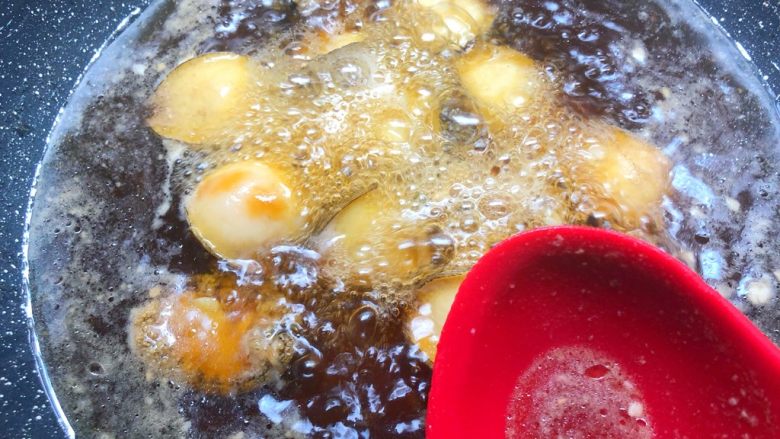 蚝汁鲍鱼,用勺子撇去浮末,煮3分钟