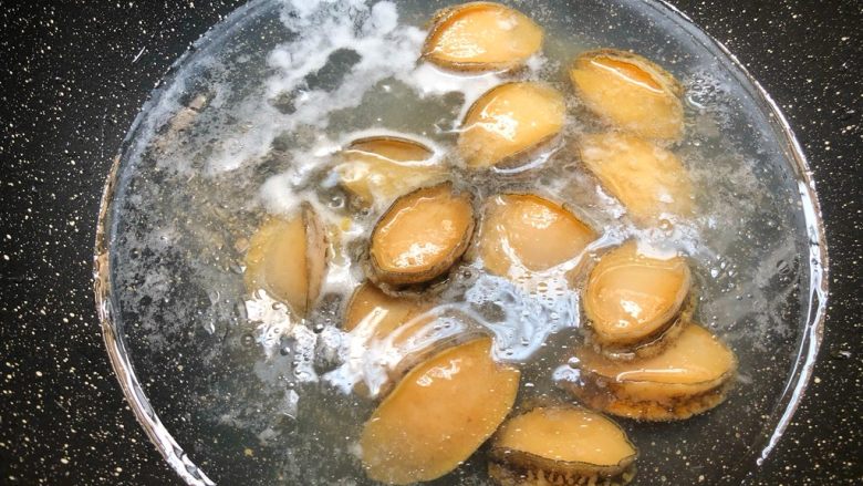 蚝汁鲍鱼,锅里放入半碗水烧开,放入鲍鱼