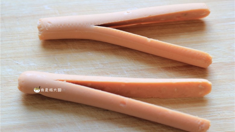 爱心火腿煎蛋,从中间破成两半,但顶部要留大约3厘米的长度