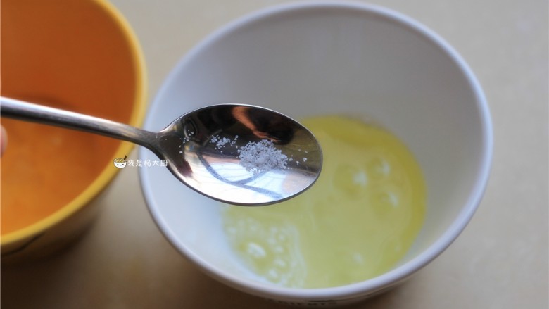 爱心火腿煎蛋,蛋清和蛋黄里面各加入少许食盐,搅拌均匀