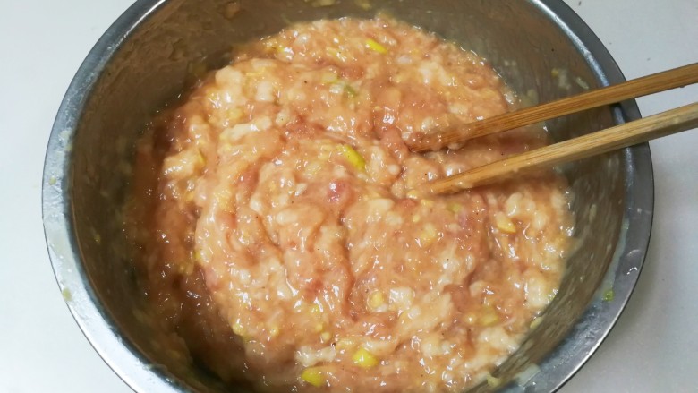 金灿灿的肉圆,放入适量清水顺时针搅拌均匀至有粘性的肉糊,放入冰箱冷藏一小时