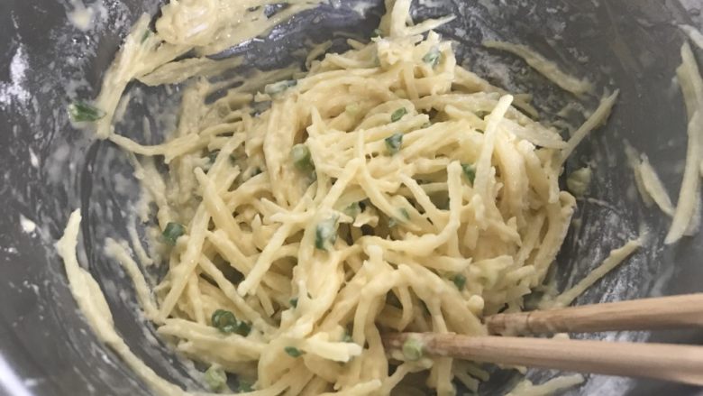 美味快手早餐土豆饼,加入一勺盐搅拌均匀