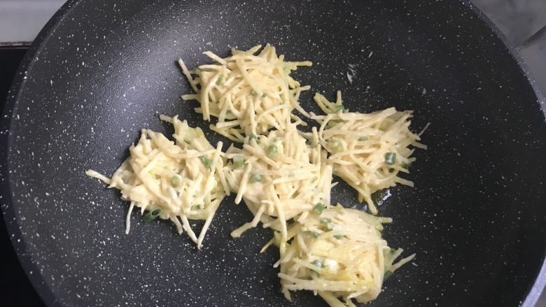 美味快手早餐土豆饼,小火慢慢煎,一边煎凝固后翻面