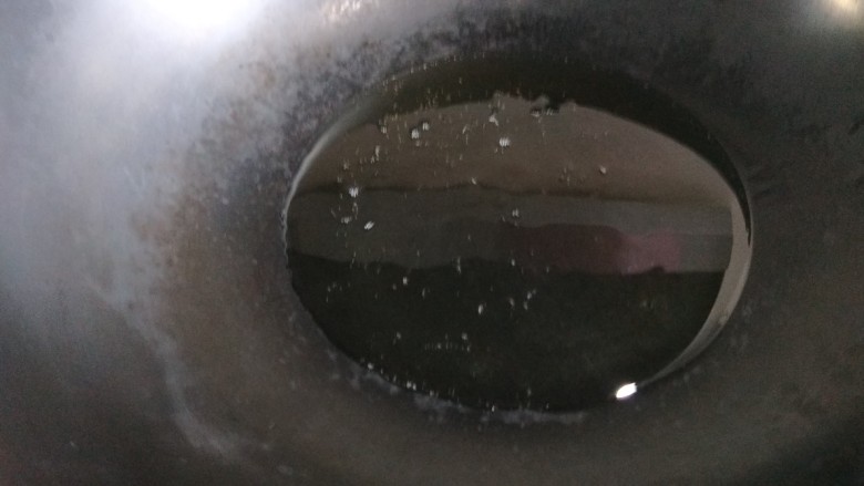 新文美食 清炒虾仁,锅中放适量油烧热?