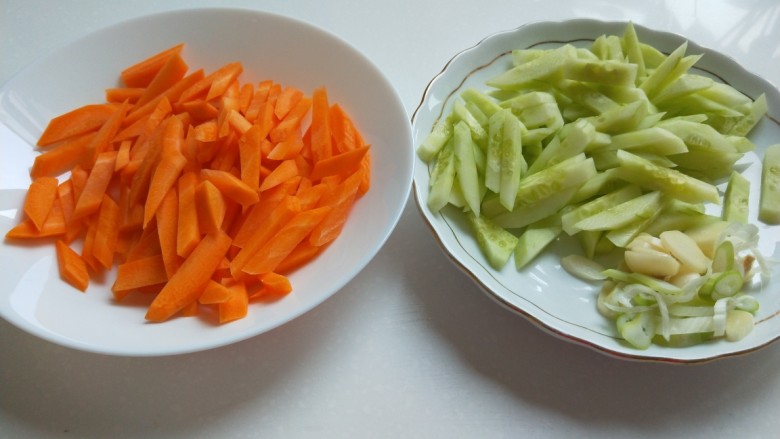 新文美食 清炒虾仁,葱姜蒜切片。