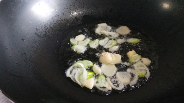 新文美食 清炒虾仁,放入葱姜蒜炒香?