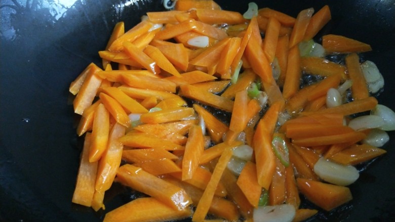 新文美食 清炒虾仁,在放入黄瓜片翻炒均匀。