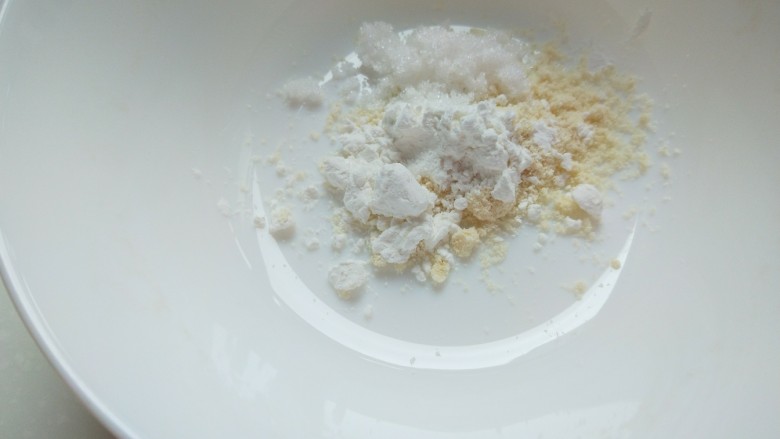 新文美食 清炒虾仁,取一个碗。放入白糖,淀粉,鸡精用少许水调成汁。