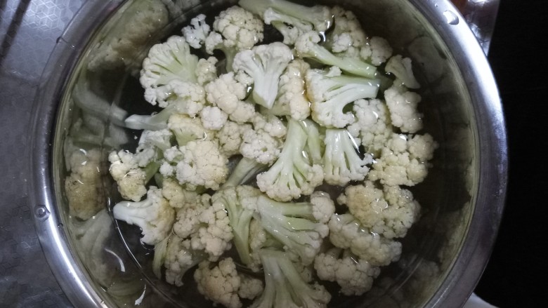 干锅菜花,<a style='color:red;display:inline-block;' href='/shicai/ 63'>菜花</a>切成小朵,盐水泡10分钟,捞出冲干净盐水,待用