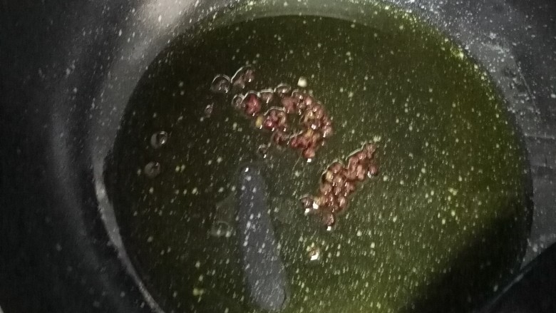 干锅菜花,冷油,中火,下入花椒,炒香