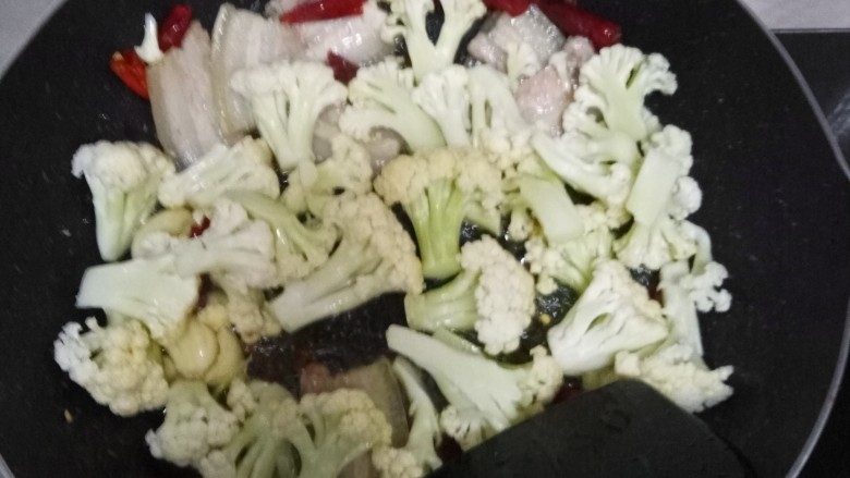 干锅菜花,大火,翻炒菜花