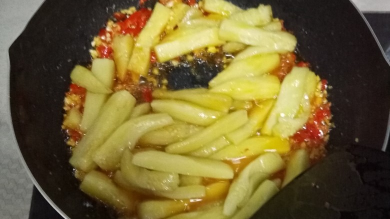 吃了就停不下来的鱼香茄子,倒入茄子,大火翻炒