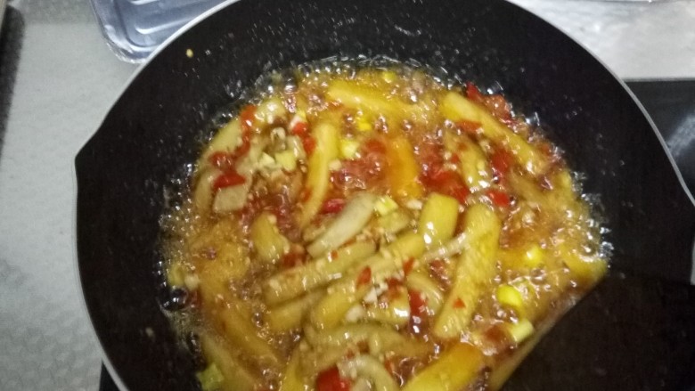 吃了就停不下来的鱼香茄子,加入酱汁,觉得干,可以放入一点点水,有助于茄子入味,放葱,翻炒几下,出锅