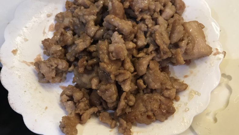 豆角炒肉末,翻炒均匀，肉变色、装出来放一边