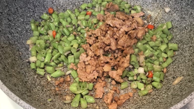 豆角炒肉末,加入炒好的肉末，翻炒均匀，加入适量的盐，出锅