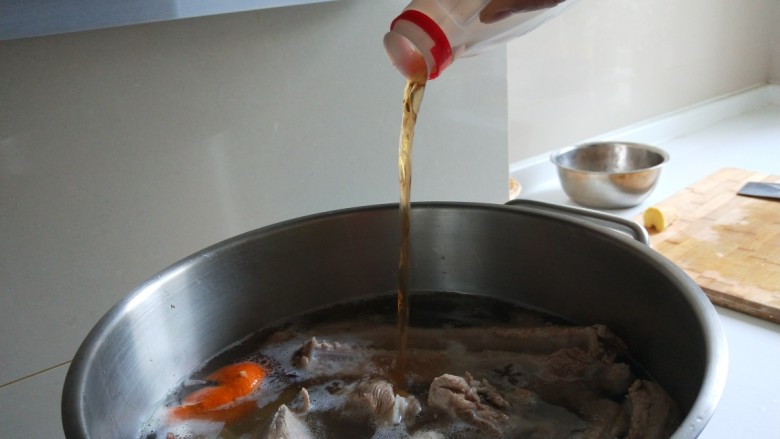 新文美食 七夕家常煮猪骨头,倒入30克<a style='color:red;display:inline-block;' href='/shicai/ 718'>料酒</a>。