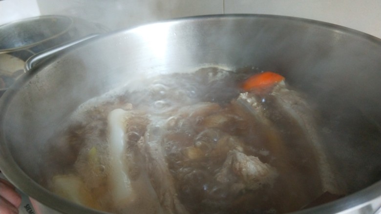 新文美食 七夕家常煮猪骨头,加入适量盐,在次加入清水煮开,转小火煮一个半小时即可。