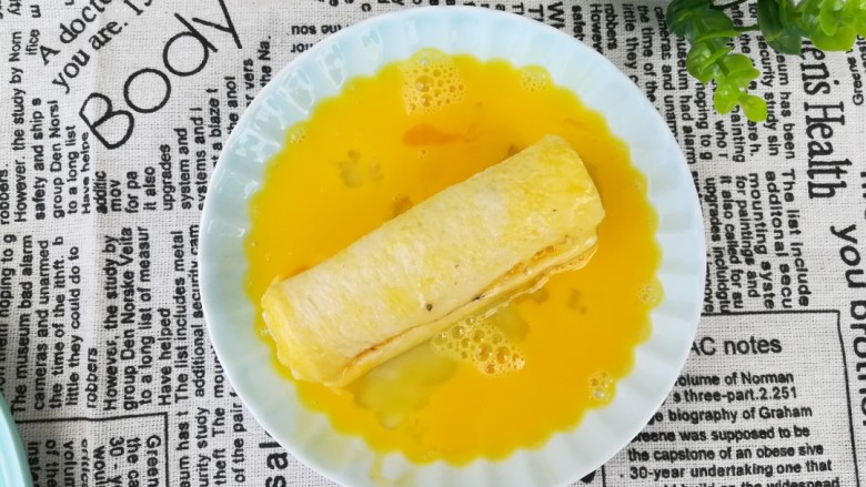 火腿土司卷,将做好的土司卷快速的裹上蛋液