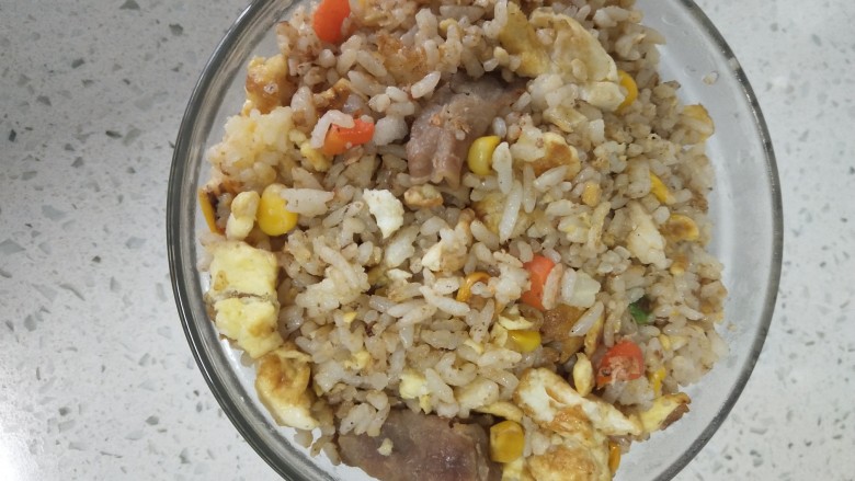 牛肉卷杂蔬鸡蛋炒饭,早晨来不及啦,就不拍摄炒的过程了~~锅内温锅倒入橄榄油,一点润锅就行啦~倒入鸡蛋液,不要急着炒散,先定型,然后铲成块状~倒入杂蔬~
煸炒一会儿倒入牛肉卷,牛肉卷软化变色后,倒入米饭,然后煸炒~
米饭颜色金黄时,调入1g<a style='color:red;display:inline-block;' href='/shicai/ 10588'>糖</a>,3克盐,一点海天鲜酱油,煸炒均匀,就可以出锅啦~~