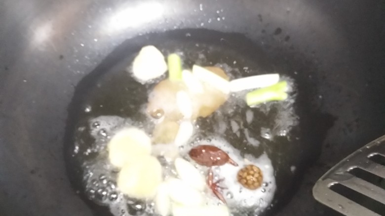 黄焖鸡米饭,热油炸大料,葱姜蒜炒香