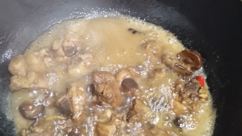 黄焖鸡米饭,大火烧开,加适量盐,小火炖20分钟