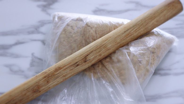 无需烤箱又快手的美味甜品~蓝莓木糠杯,用擀面杖擀碎