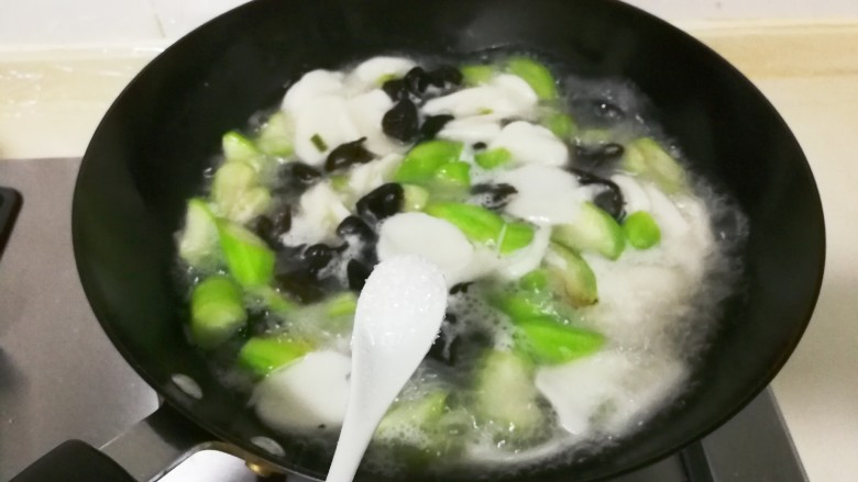 丝瓜黑木耳年糕,放入黑木耳烧两分钟,放入一小勺盐,少许<a style='color:red;display:inline-block;' href='/shicai/ 756'>鸡精</a>