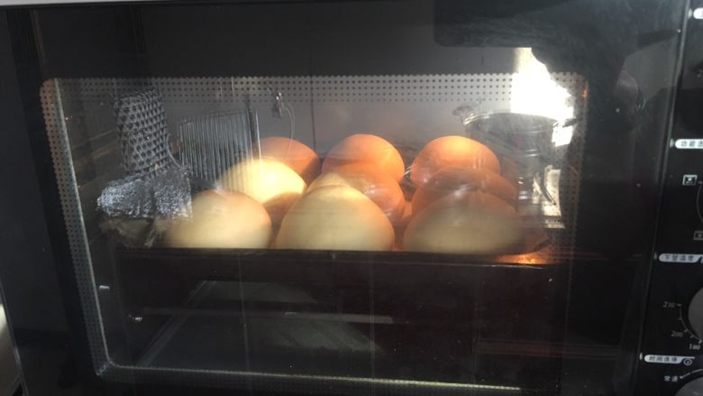 豆沙包,预热烤箱 170度