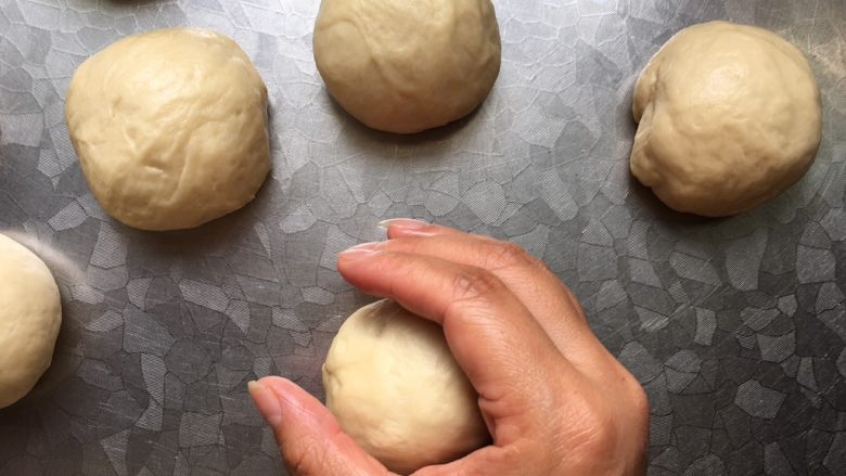 豆沙包,揉圆把面团放在手心在面板上来回滚动